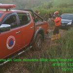 Mobil minibus asal Kota Kediri sedang ditarik oleh mobil URC BPBD Blitar.