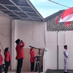 Ketua DPC PDIP Kabupaten Kediri Murdi Hantoro (di atas podium) bertindak sebagai inspektur upacara. Foto: MUJI HARJITA/ BANGSAONLINE