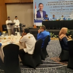 PAPARAN: BHS-Taufiq menyampaikan program di depan kader Partai Demokrat, di Hotel Aston Kahuripan, Kamis (24/9) malam. foto: MUSTAIN/ BANGSAONLINE