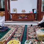 Prof. Dr. KH. Asep Saifuddin Chalim, M.A., saat menerima Wagub Emil Elestianto Dardak di ruang tamu kediamannya di Pondok Pesantren Amanatul Ummah Pacet Mojokerto, tengah malam, Rabu (12/5/2021). foto: mma/ bangsaonline.com)