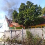 Tampak api membara di atas gedung SDN Jambringin 1, Proppo.
