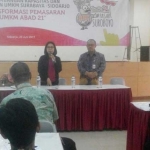 BERI MOTIVASI: Anggota Komisi XI DPR RI, Indah Kurnia dan Kepala OJK Regional 4 Jatim, Sukamto saat membuka Pelatihan UMKM, di Hotel Delta Mayang Sidoarjo, Selasa (20/6) petang. foto: mustain/ BANGSAONLINE