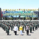 Gubernur Jawa Timur Khofifah Indar Parawansa saat Apel Dansat TNI di Balai Prajurit Kodam V Brawijaya, Rabu (9/9) pagi. foto: ist/ bangsaonline.com
