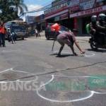 BIKIN KECELAKAAN: Komunitas Peduli Jombang saat aksi memberi tanda pada jalan berlubang. foto: rony suhartomo/ BANGSAONLINE