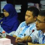 Muhammad Cucu Zakaria, Kepala Cabang BPJS Kesehatan Surabaya dalam rapat dengar pendapat di Komisi D DPRD Kota Surabaya, Selasa (25/10). foto: suarasurabaya.net