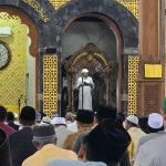 KH. Makki Nasir saat bertindak sebagai khatib dalam ibadah salat Jumat di Masjid Agung Bangkalan, Jumat (27/2/2026).