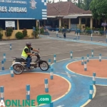 Salah satu disabilitas saat mengikuti ujian praktek. foto: RONY S/ BANGSAONLINE