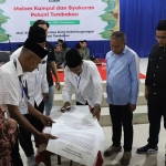Para pengurus Asosiasi Petani Tembakau Indonesia DPC Pamekasan saat menandatangani petisi penolakan RPP Kesehatan. 