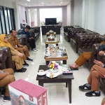 Wakil Wali Kota Batu, Heli Suyanto, saat audiensi dengan Kepala Desa Bulukerto terkait penanganan lansia.