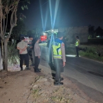 Polisi dan dan ti Inafis saat olah TKP Korban Pembacokan Wanita di jalan persawahan Dusun Sekarputih, Desa Sonobekel, Kamis (11/6/2026) malam.
