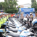 Kapolres Kediri Kota, AKBP Bramastyo Priaji, saat mengecek kendaraan dinas anggota. Foto: Ist