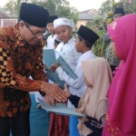 H. Soleh saat menyerahkan santunan kepada yatim piatu.