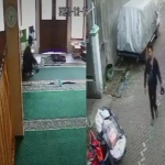 Tangkapan layar video rekaman CCTV saat pelaku beraksi dan setelah berhasil membobol kotak amal.