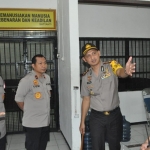 ?Wakapolda Jatim, Brigjen Pol Toni Hermanto saat melihat ruang tahanan Mapolresta Sidoarjo ditemani Kapolresta Sidoarjo, AKBP Zain Dwi Nugroho.