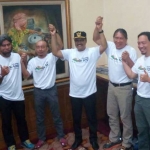 Gus Ipul bersama para Ofiicial BTS Ultra 2017 foto bersama di ruang kerja Wagub.