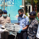 Abdul Iman, Kasi Kesyahbandaran PPN Prigi, Trenggalek saat menyerahkan batuan secara simbolis kepada Wali Kota Kediri, Abdullah Abu Bakar. foto: ist