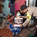 Kapolres Pasuruan AKBP Rofiq Ripto Himawan menyerahkan paket sembako secara door to door kepada warga terdampak Covid-19.