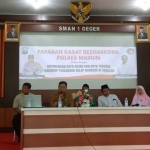 Satresnarkoba Polres Madiun saat menggelar sosialisasi di SMAN 1 Geger.