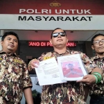 Ayik Suhaya menunjukkan bukti laporan dari Polres Pasuruan.