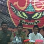 KUNJUNGI POSKO ANSOR -Ketua GP Ansor Sidoarjo Slamet Budiono dan Komandan Satkorcab Banser Sidoarjo Hasanuddin SAg  kala kunjungi Posko Ansor Gedangan, Minggu (13/7/2014) dini hari. foto istimewa

