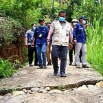 Tim PVMBG Bandung didampingi oleh BPBD Kabupaten Kediri saat meninjau tanah retak di Dukuh Badut.