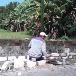 Satu pekerja tengah melakukan pekerjaan dari dana bantuan. foto: syuhud/ bangsaonline