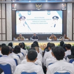 Sekdakot Kediri, Bagus Alit (nomor 2 dari kanan), saat memberi sambutan bersama Asisten Administrasi Perekonomian dan Pembangunan Pemkab Kediri, Sujud Winarko, beserta rombongan. Foto: Ist