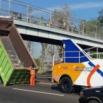 Kondisi bak truk yang nyangkut di jembatan sebelum dievakuasi petugas.
