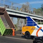 Kondisi bak truk yang nyangkut di jembatan sebelum dievakuasi petugas.