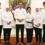 Presiden Joko Widodo dan Ibu Iriana Joko Widodo foto bersama Gubernur Jatim, Khofifah Indar Parawansa didampingi kedua anaknya Patimasang Mannagalli Parawansa, Jallaludin Mannagalli Parawansa, serta sang menantu Fadil Wirawan. foto: ist