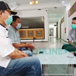 BK didampingi Kepala Desa Gedangan, Edy Santoso, saat menatangi Kantor DPRD Jombang ditemui Anggota Komisi D, Mustofa. foto: AAN AMRULLOH/ BANGSAONLINE