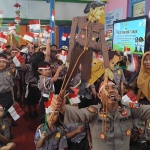 Kompol Bowo Wicaksono saat mendalang di hadapan anak-anak TK. Foto: Ist