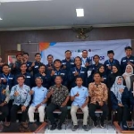 POSE BERSAMA: Fasilitator Aksi Gemilang bersama pemateri dari PWI Sidoarjo saat Skill Up, Kamis (20/7/2023) malam. foto ist