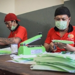 Produksi masker warga binaan Lapas Kelas I Surabaya tak kalah dengan buatan pabrikan.