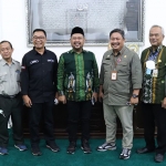 Bupati Gresik, Fandi Akhmad Yani, saat bertemu Dirjen Holtikultura Kementan, Prihasto Setyanto. foto: SYUHUD/BANGSAONLINE.