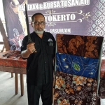 Hardi Utoyo mempertunjukkan keris jenis Winongan. foto: ahmad fuad/ bangsaonline.com