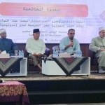 Wakil Duta Besar Mesir Dr Amr Ahmad Mukhtar Abdul Hadi (pegang mik) saat menjadi pembicara di Universitas KH Abdul Chalim Pacet Mojokerto. Tampak Prof Dr KH Asep Saifuddin Chalim, Syaikh Ahmad Muhammad Mabruk dan Dr Faraq Salim. Foto: bangsaonlling