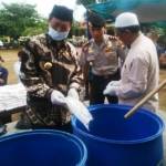 Kapolres Tuban, AKPB Guruh Arif darmawan ketika melakukan pemusnahan pil koplo dan sabu-sabu bersama Bupati Tuban, H. Fathul Huda. (foto: suwandi/BANGSAONLINE)