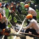 WARGA SIAGA: Antusiasme warga mengikuti simulasi bencana yang dilaksanakan di Sumberjo, Wonosalam. Kegiatan ini untuk meningkatkan kesiapan warga menghadapi bencana yang terjadi setiap saat. foto: rony suhartomo/ BANGSAONLINE