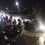Jalan Raya Porong Sidoarjo kembali tergenang air, Jumat (18/1) malam.