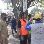 Salah satu pelanggar sedang dihukum menghapal Pancasila.