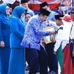 Gubernur Jawa Timur memberikan santunan perlengkapan sekolah kepada Putra Putri ASN di  Lingkungan Pemprov Jatim.