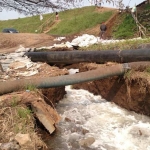 Air dari tanggul yang jebol dialirkan ke drainase.