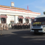 Kapolrestabes Surabaya Kombes Pol Akhmad Yusep Gunawan saat memberangkatkan ribuan paket sembako dalam rangka Jumat Berkah menggunakan 22 Mobil Gerai Vaksin Merdeka.