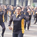 Para Polwan Polres Kediri Kota saat berolahraga bersama masyarakat. Foto: Ist