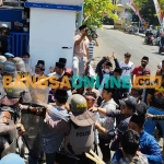 Gerakan Pemuda Sampang saat bentrok dengan polisi di depan kantor pemerintah daerah setempat. Foto: MUTAMMIM/BANGSAONLINE