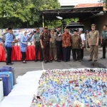 Bupati Kediri Haryanti bersama Forkopimda saat melakukan pemusnahan ribuan botol miras berbagai merk. foto: Dinas Kominfo