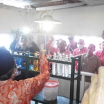 Yai Ud mencoba menghidupkan lampu petromax berbasis gas di rumah warga di sekitar RPH Randegan. Sayang program ini baru dalam skala rintisan. foto: YUDI EP/ BANGSAONLINE