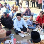 Cak Nur (tengah baju putih) juga makan bareng warga Babatan usai melaksanakan doa bersama.