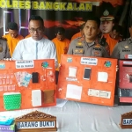 Kapolres Bangkalan AKBP Rama Samtama Putra (dua dari kanan) saat menunjukkan sabu yang diamankan dari penangkapan sejumlah tersangka narkoba.